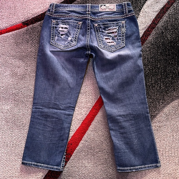 Ladies Miss Me Signature Cuffed Capri - Picture 2 of 8